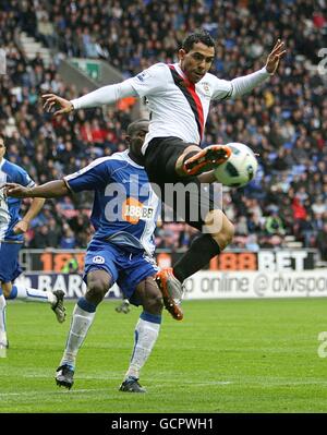 Football - Barclays Premier League - Wigan Athletic / Manchester City - DW Stadium. Carlos Tevez de Manchester City (à droite) en action Banque D'Images