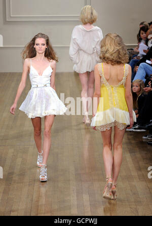 Modèles sur la passerelle pendant le spectacle printemps/été Julien Macdonald à Banqueting House, Whitehall, Londres, dans le cadre de la London Fashion week. Banque D'Images