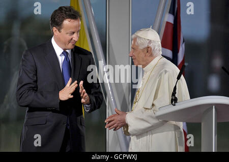 Le Premier ministre David Cameron et le pape Benoît XVI ont eu une discussion après des discours lors d'une cérémonie de départ à l'aéroport international de Birmingham le dernier jour de sa visite d'État au Royaume-Uni. Banque D'Images