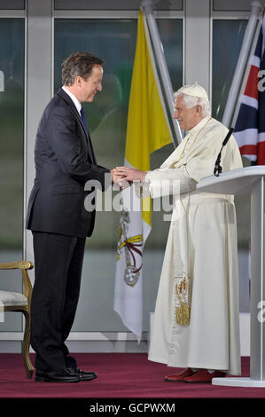 Le Premier ministre David Cameron et le pape Benoît XVI se sont mis à serrer la main après les discours lors d'une cérémonie de départ à l'aéroport international de Birmingham le dernier jour de sa visite d'État au Royaume-Uni. Banque D'Images