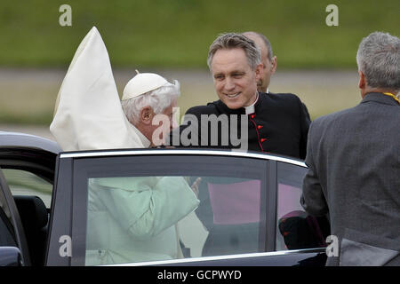 Les robes du Pape Benoît XVI soufflent dans le vent en sortant de sa voiture à son arrivée à une cérémonie de départ à l'aéroport international de Birmingham le dernier jour de sa visite d'État au Royaume-Uni. Banque D'Images
