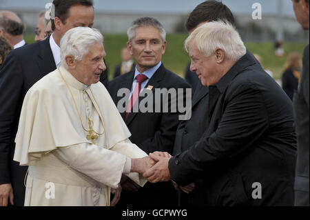 Le pape Benoît XVI accueille un invité VIP du Royaume-Uni lors d'une cérémonie de départ à l'aéroport international de Birmingham le dernier jour de sa visite d'État au Royaume-Uni. Banque D'Images