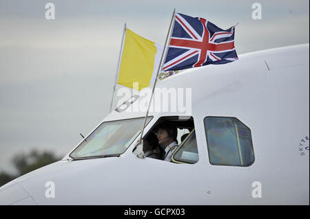 L'avion du Pape Benoît XVI, affichant le drapeau de l'Union et le drapeau papal taxis à travers le tarmac à la suite d'une cérémonie de départ à l'aéroport international de Birmingham le dernier jour de sa visite d'État au Royaume-Uni. Banque D'Images