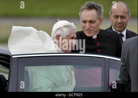 Les robes du Pape Benoît XVI soufflent dans le vent en sortant de sa voiture à son arrivée à une cérémonie de départ à l'aéroport international de Birmingham le dernier jour de sa visite d'État au Royaume-Uni. Banque D'Images