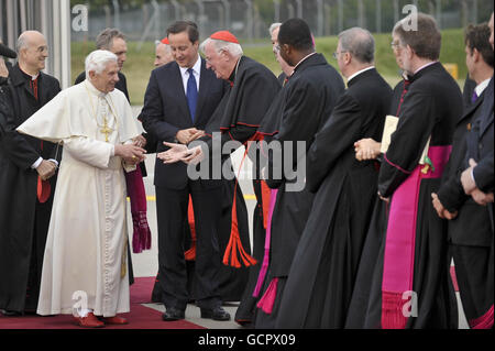 Le pape Benoît XVI et le Premier ministre accueillent les invités VIP du Royaume-Uni lors d'une cérémonie de départ à l'aéroport international de Birmingham le dernier jour de sa visite d'État au Royaume-Uni. Banque D'Images