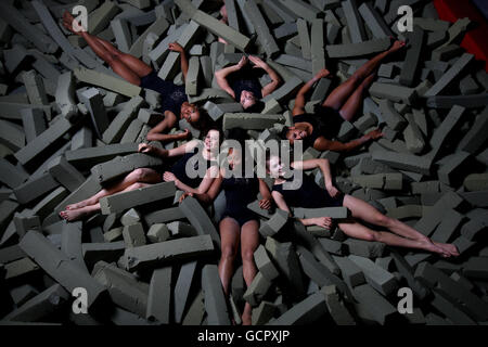 Les gymnastes britanniques (dans le sens des aiguilles d'une montre à partir du haut) Beth Tweddle, Becky Downie, Jenni pinches, Nicole Hibbert, Hannah Whelan et Danusia Francis posent pour une photo lors d'une journée de presse au Lilleshall National Sports Center, Newport. Banque D'Images