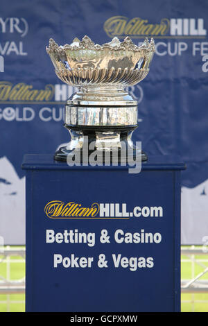 Courses hippiques - William Hill Gold Cup Festival - première journée - Ayr Racecourse.Un trophée est placé sur son plinthe à l'hippodrome d'Ayr pendant le William Hill Gold Cup Festival Banque D'Images