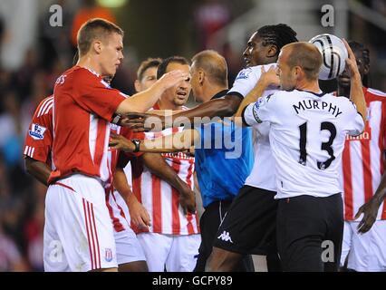 Football - Carling Cup - troisième tour - Stoke City v Fulham - Britannia Stadium.Des tempes se sont emparées entre Ryan Shawcross de Stoke City (à gauche) et Dickson Etuhu (au centre) Banque D'Images