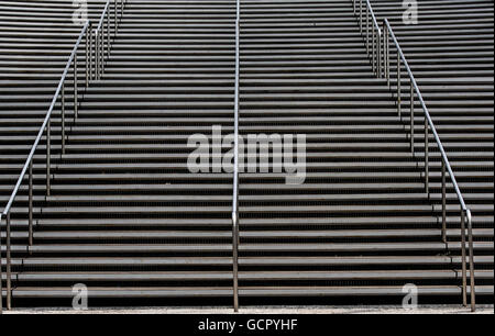 Escalier en aluminium moderne en plein écran Banque D'Images