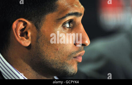 Amir Khan, champion du monde ultra-léger de WBA, lors d'une conférence de presse à Planet Hollywood à Londres, pour l'annonce de l'affrontement du titre mondial avec Marcos Maidana, champion du monde ultra-léger de WBA. Banque D'Images