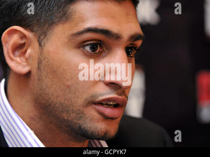 Amir Khan, champion du monde ultra-léger de WBA, lors d'une conférence de presse à Planet Hollywood à Londres, pour l'annonce de l'affrontement du titre mondial avec Marcos Maidana, champion du monde ultra-léger de WBA. Banque D'Images