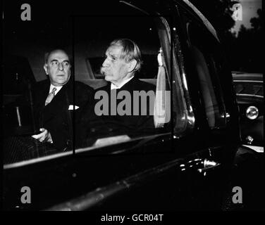 Dr Albert Schweitzer, 80 ans médecin, organiste, philosophe, théologien et ami des Africains, photographié alors qu'il conduisait de l'ambassade de France à Knightsbridge, S.-O., en route vers le Palais de Buckingham le 19 octobre 1955.Il était accompagné de l'ambassadeur de France, M. Jean Chauvel.M. Schweitzer allait recevoir l'ordre du mérite de la Reine.Le prix est honorifique, puisqu'il est citoyen français.Seule autre personne vivante hors de Grande-Bretagne à l'avoir reçue est le président Eisenhower. Banque D'Images