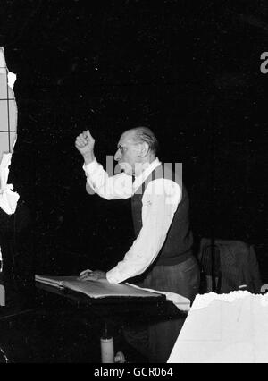 Le compositeur né en Russie Igor Stravinsky, décédé à New York le 6 avril 1971 à l'âge de 88 ans, est photographié alors qu'il répète l'Orchestre philharmonique royal au Royal Festival Hall de Londres, pour un concert de ses propres œuvres à Circa Date 1954. Banque D'Images