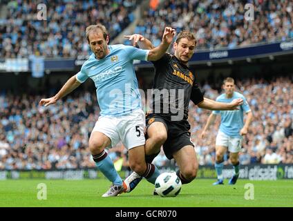 Football - Barclays Premier League - Manchester City / Chelsea - City of Manchester Stadium.Branislav Ivanovic de Chelsea (à droite) et Pablo Zabaleta de Manchester City Banque D'Images