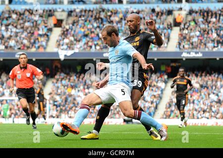 Football - Barclays Premier League - Manchester City / Chelsea - City of Manchester Stadium.Nicolas Anelka (à droite) de Chelsea et Pablo Zabaleta de Manchester City se battent pour le ballon Banque D'Images