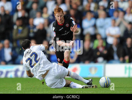 Andy Hughes, de Leeds United, et Stephen Quinn (à droite), de Sheffield United, en action pendant le match du npower Championship à Elland Road, Leeds. Banque D'Images