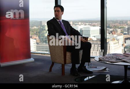 Le nouveau chef du parti travailliste, Ed Miliband, se prépare à son apparition au salon Andrew Marr de Manchester. Banque D'Images