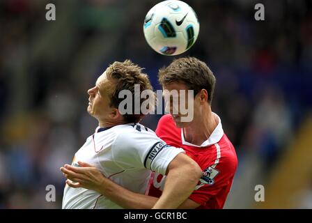 Football - Barclays Premier League - Bolton Wanderers / Manchester United - Reebok Stadium.Kevin Davies (à gauche) de Bolton Wanderers et Jonathan Evans (à droite) de Manchester United Banque D'Images