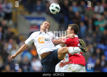 Football - Barclays Premier League - Bolton Wanderers / Manchester United - Reebok Stadium.Kevin Davies (à gauche) de Bolton Wanderers et Jonathan Evans (à droite) de Manchester United Banque D'Images