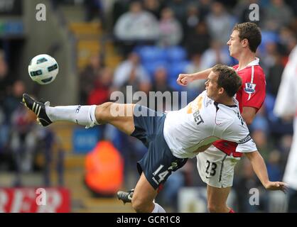 Football - Barclays Premier League - Bolton Wanderers / Manchester United - Reebok Stadium.Kevin Davies (à gauche) de Bolton Wanderers et Jonathan Evans (à droite) de Manchester United Banque D'Images