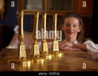 Catherine Aspinall, de Lyon et Turnbull, regarde deux paires de chandeliers en bronze doré du domicile de Louis Philipe, d'une valeur de 9,000 par paire, qui seront vendues aux enchères par Lyon et Turnbull le 29 septembre 2010 à Édimbourg. Banque D'Images