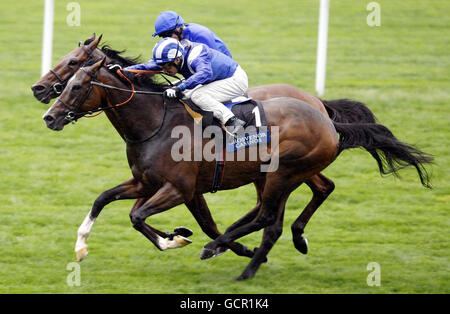 Laaheb et Jockey Richard Hills (avant) remportent les piquets du Grosvenor Casinos Cumberland Lodge pendant la journée de détente en famille à l'hippodrome d'Ascot, Berkshire. Banque D'Images