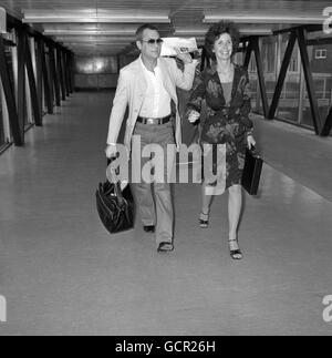 L'acteur Tony Curtis et son épouse Leslie Allen, à l'aéroport d'Heathrow en route pour le Festival de Cannes, où il présentera des prix à la fin du festival. Banque D'Images