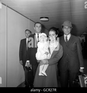 L'acteur américain Tony Curtis, à droite, avec sa femme, l'actrice allemande Christine Kaufmann, et leur fille de 14 mois Alexandra à l'aéroport d'Heathrow. Banque D'Images