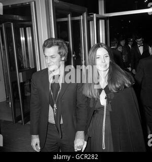 L'acteur américain Tony Curtis et sa femme Leslie Allen arrivent pour la première de Tora!Tora !Tora!, le film sur Pearl Harbor, au Leicester Square Theatre. Banque D'Images