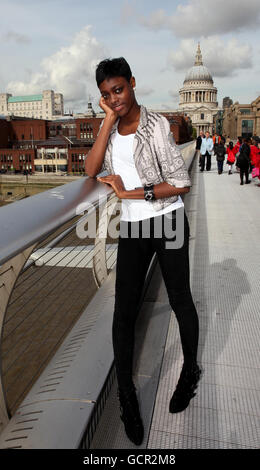 Britain's Next Top Model, semi-finaliste Alisha White de Clapham, sur Millennium Bridge, Londres, en prévision de la finale en direct du spectacle la semaine prochaine. Banque D'Images