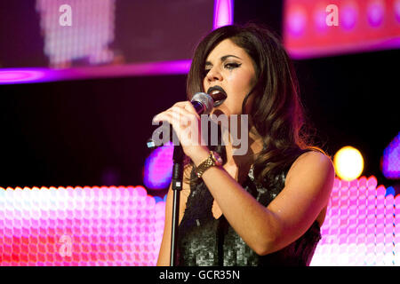 Marina et The Diamonds se produit sur scène aux BT Digital Music Awards 2010, qui se tiennent le jeudi 30 septembre 2010 au Roundhouse de Londres. Banque D'Images