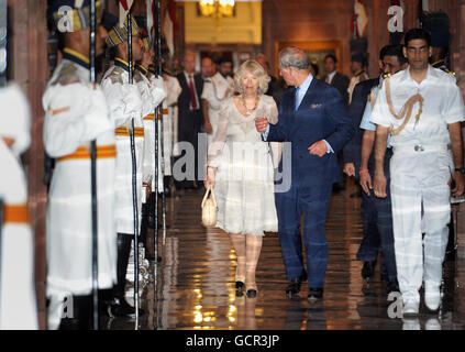 Le prince de Galles et la duchesse de Cornouailles sont rejoints par le secrétaire militaire adjoint du président, le vice-capitaine Vidhate (droit du prince, chemise bleue) lorsqu'ils arrivent à la Garde présidentielle en visite à Rastrapati Bhavan (palais présidentiel) avant de rejoindre le président pour le thé à New Delhi, en Inde. Banque D'Images