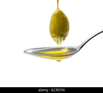 Olive verte sur tige avec un cuillère d'huile, isolé Banque D'Images