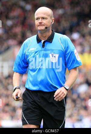 Football - Barclays Premier League - Stoke City v West Ham United - Britannia Stadium.Lee Mason, arbitre Banque D'Images