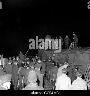 Accidents et catastrophes - hither Green Crash - Londres.Les échelles sont placées en position pendant que les opérations de secours se font en vert hither après l'accident du train. Banque D'Images