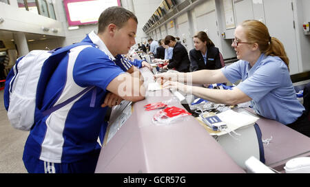 Scotland Rugby 7, le capitaine Scott Forrest, s'enregistre à l'aéroport de Glasgow, à Paisley, alors qu'il se prépare à se rendre à Delhi pour les Jeux du Commonwealth de 2010. Banque D'Images