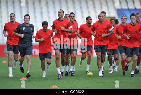 Le Rio Ferdinand de Manchester United (au centre à gauche) sourit alors qu'il se moque de coéquipiers pendant la séance d'entraînement à l'Estadio Mestalla, Valence, Espagne. Banque D'Images