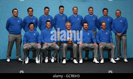 L'équipe européenne de la Ryder Cup, rangée arrière gauche-droite, Francesco Molinari, Edoardo Molinari, Padraig Harrington,Ross Fisher, Peter Hanson, Ian Pouler, Lee Westwood et Miguel Angel Jimenez.Rangée avant gauche-droite, Rory McIlroy, Martin Kaymer, capitaine Colin Montgomerie, Graeme McDowell et Luke Donald au Celtic Manor, Newport. Banque D'Images