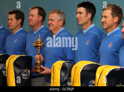 Golf - 38e Ryder Cup - Europe / Etats-Unis - deuxième jour de pratique - Celtic Manor Resort.Le capitaine européen Colin Montgomerie tient la coupe ryder pendant que son équipe pose pour l'appel photo officiel devant les médias du monde entier Banque D'Images