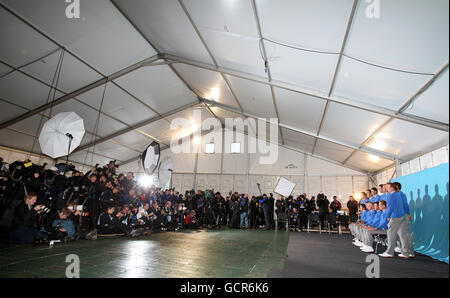 Golf - 38e Ryder Cup - Europe / Etats-Unis - deuxième jour de pratique - Celtic Manor Resort.Le capitaine européen Colin Montgomerie tient la coupe ryder pendant que son équipe pose pour l'appel photo officiel devant les médias du monde entier Banque D'Images