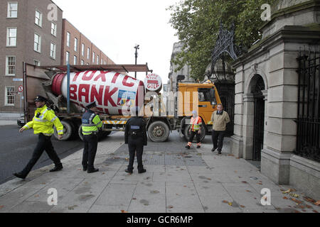 Les béliers de camions portes de parlement irlandais Banque D'Images