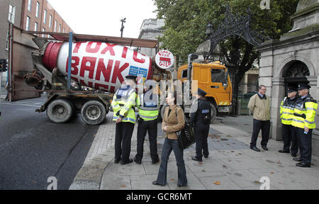 Les béliers de camions portes de parlement irlandais Banque D'Images