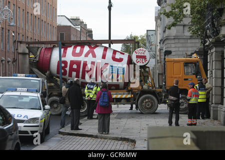 La scène devant le Parlement irlandais à Dublin, où un camion de ciment a envahi les portes d'entrée plus tôt ce matin. Banque D'Images