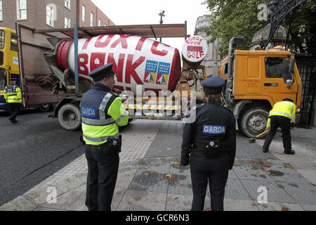 La scène devant le Parlement irlandais à Dublin, où un camion de ciment a envahi les portes d'entrée plus tôt ce matin. Banque D'Images