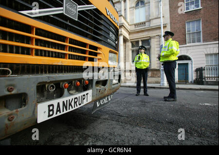 Les béliers de camions portes de parlement irlandais Banque D'Images