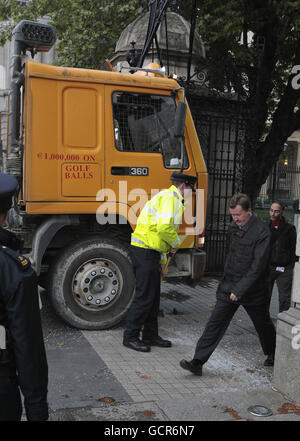 La scène devant le Parlement irlandais à Dublin, où un camion de ciment a envahi les portes d'entrée plus tôt ce matin. Banque D'Images