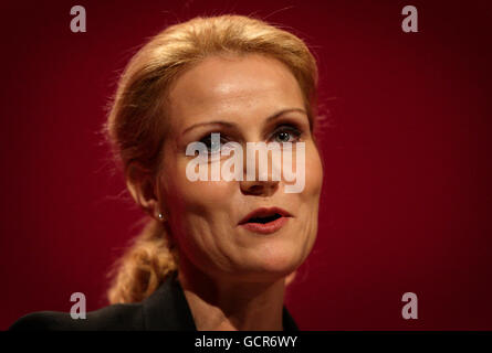 Le leader du Parti social-démocrate danois, Helle Thorning-Schmidt, s'adresse aux délégués le quatrième jour de la Conférence annuelle du Parti travailliste à Manchester Central, à Manchester. Banque D'Images