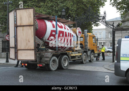 La scène devant le Parlement irlandais à Dublin, où un camion de ciment a envahi les portes d'entrée plus tôt ce matin. Banque D'Images