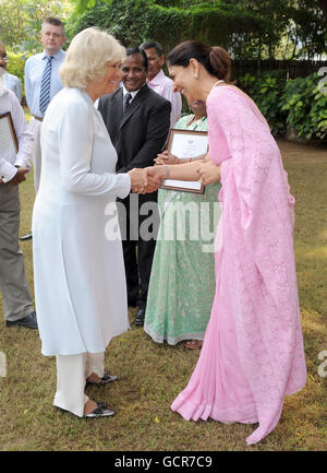 La duchesse de Cornwall rencontre des membres du personnel lors d'une visite au Haut-commissariat à New Delhi, en Inde. Banque D'Images