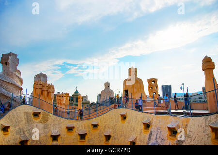 Barcelone, Espagne - 14 août 2011 : le toit, les cheminées et les touristes au bâtiment de la Casa Mila à Barcelone en Espagne. Également appelée La Pedrera, ou d'un miracle, d'accueil ou la carrière. Conçu par Antoni Gaudi Banque D'Images